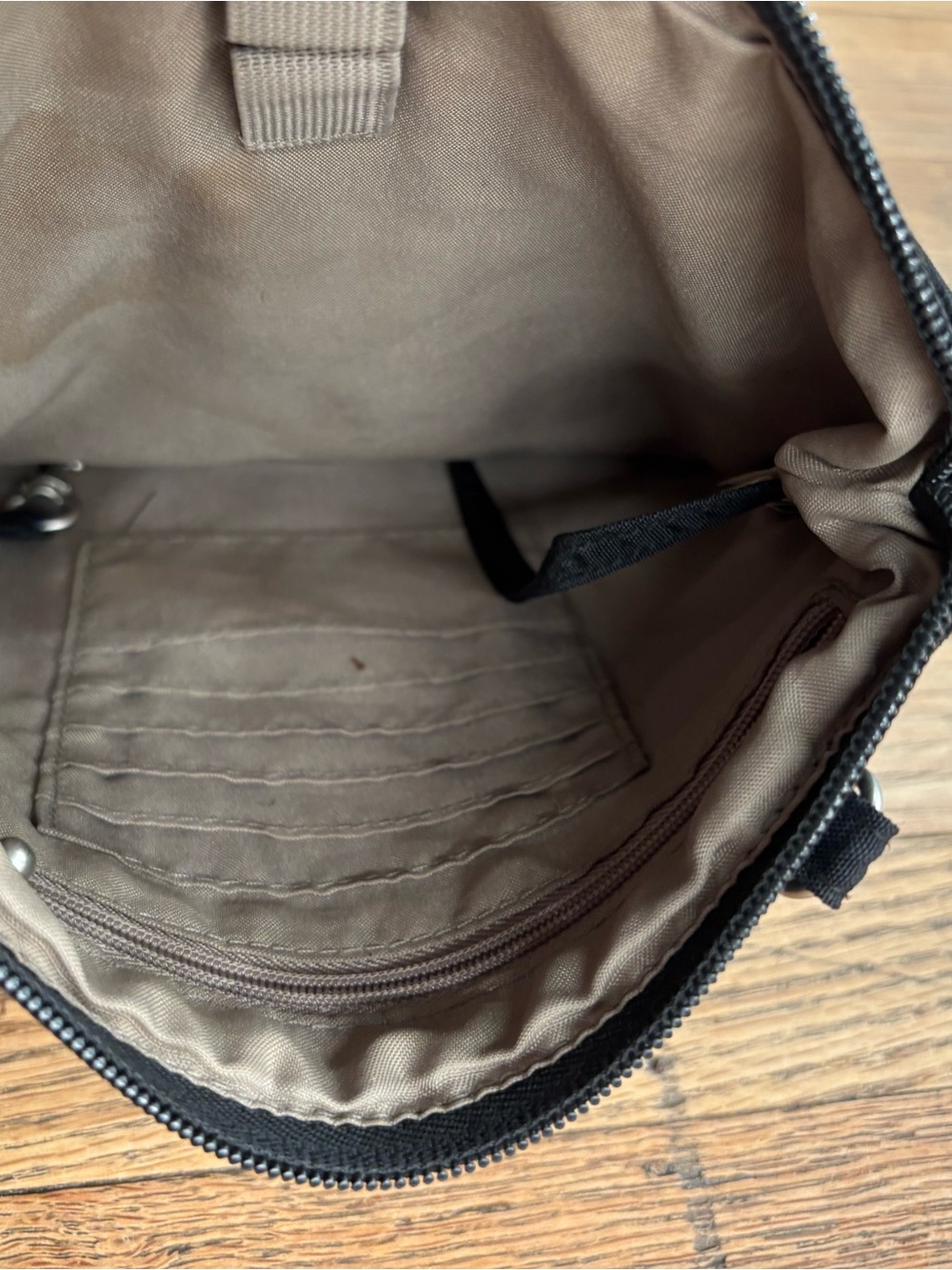 Baggallini Black Compact Crossbody Organizer - Picture 4 of 4